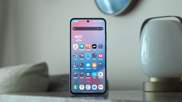 Galaxy S28 手機屏幕顯示多個應用圖標.