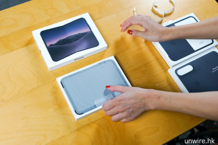 新款iPad開箱體驗 用戶拆開新款iPad包裝展示.