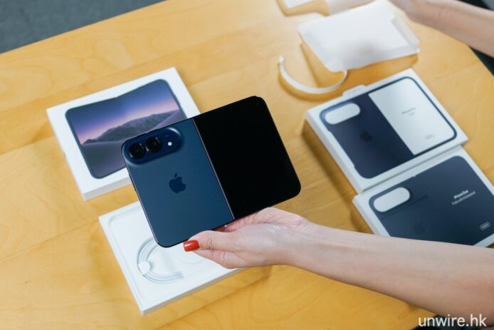 蘋果新款手機開箱 手持蘋果新款手機展示包裝盒.