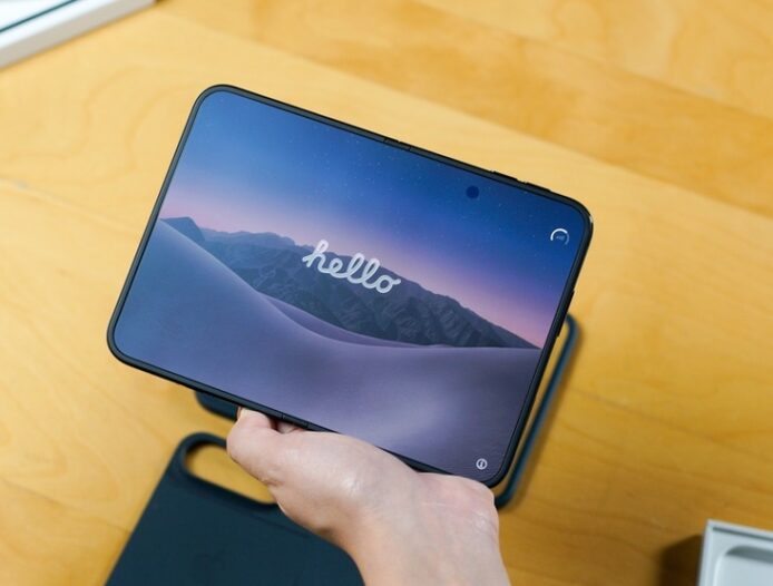 iPhone Duo 香港開箱 手持iPhone Duo展示屏幕顯示hello字樣.
