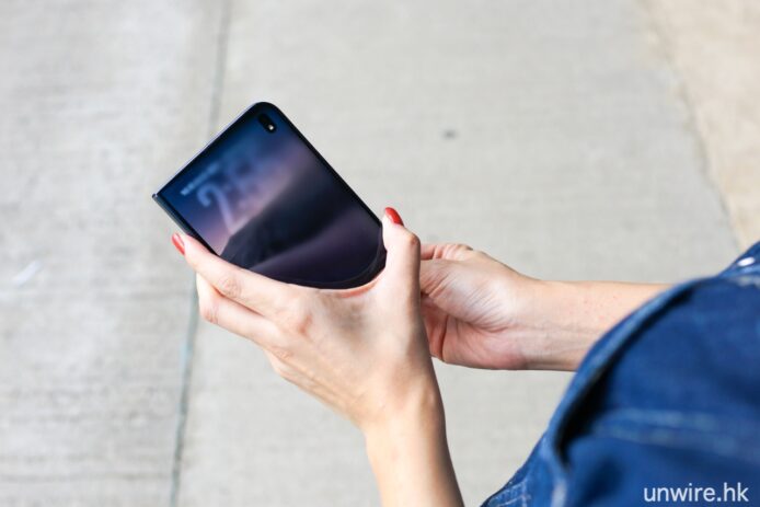 iPhone 雙機開箱 手持iPhone雙機展示摺痕.