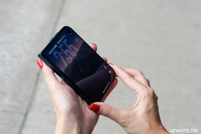 iPhone 13 Pro 開箱 手持iPhone 13 Pro展示屏幕細節.