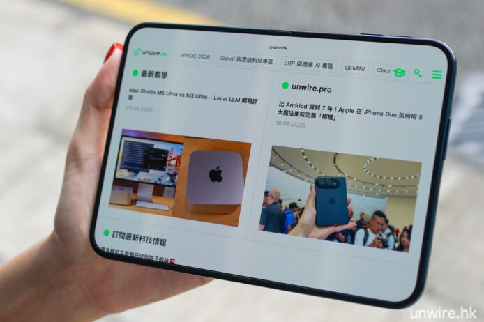 平板電腦顯示科技新聞 手持平板瀏覽科技新聞內容.