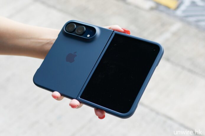 新款iPhone手機展示 藍色新款iPhone手機在戶外展示.