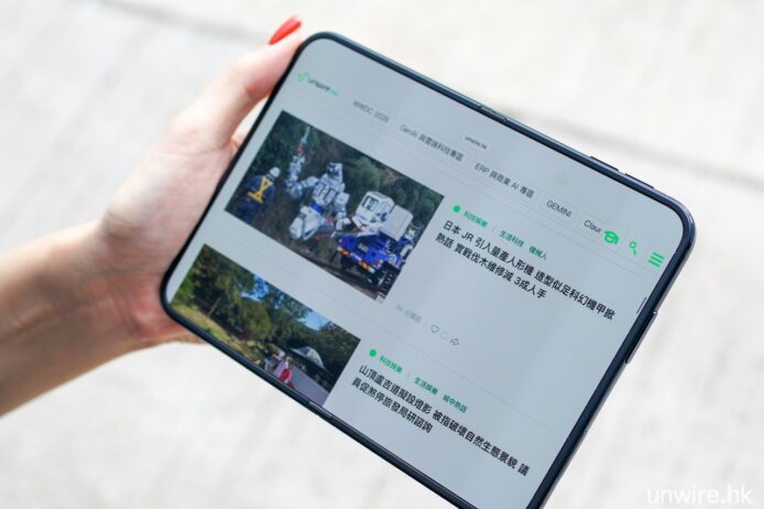 智能手機瀏覽科技新聞 手持智能手機瀏覽科技新聞內容.