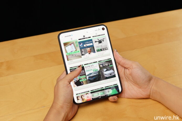 iPhone Duo 香港開箱 手持iPhone Duo展示屏幕內容.
