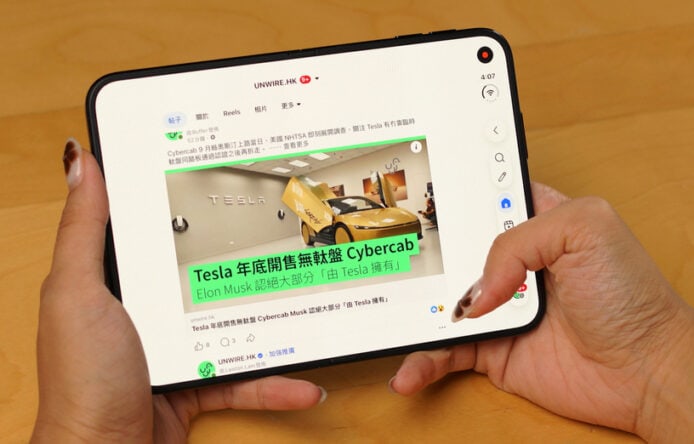 手機平板展示 手指點擊平板上的影片.