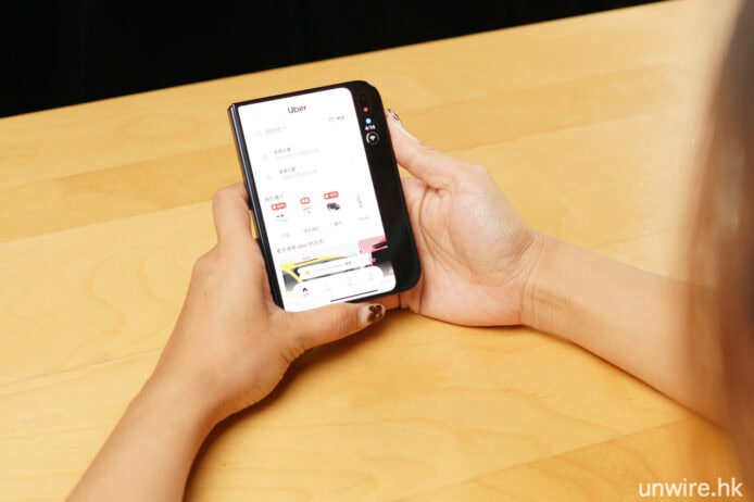 iPhone Duo 開箱實測 手持iPhone Duo在桌上展示.
