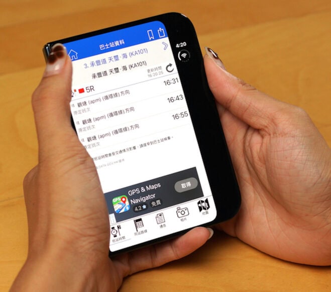 香港行貨iPhone開箱 手持iPhone查看行事曆和訊息.
