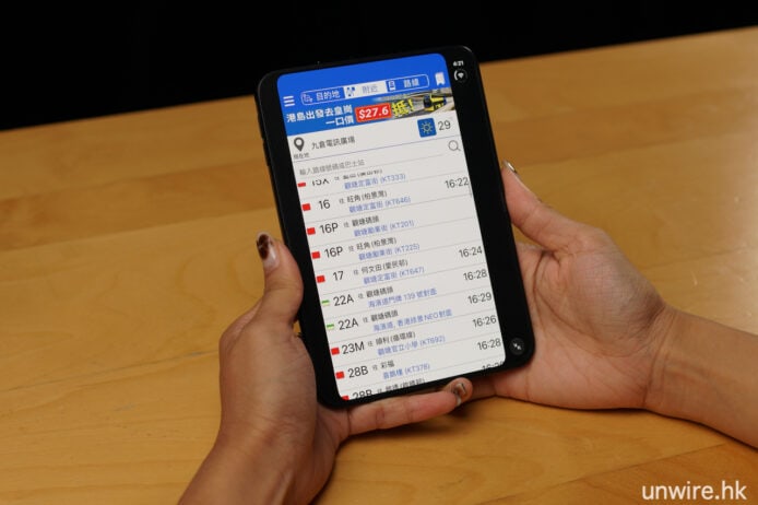 iPhone 雙卡開箱 手持iPhone雙卡手機展示香港電訊界面.
