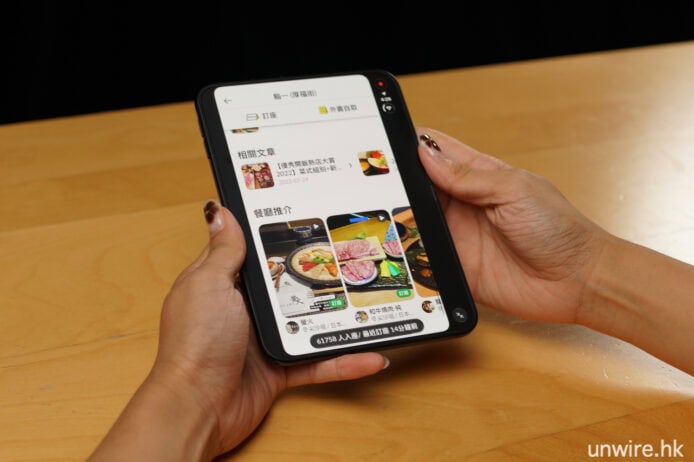 iPhone 雙卡開箱 手持 iPhone 雙卡手機展示.