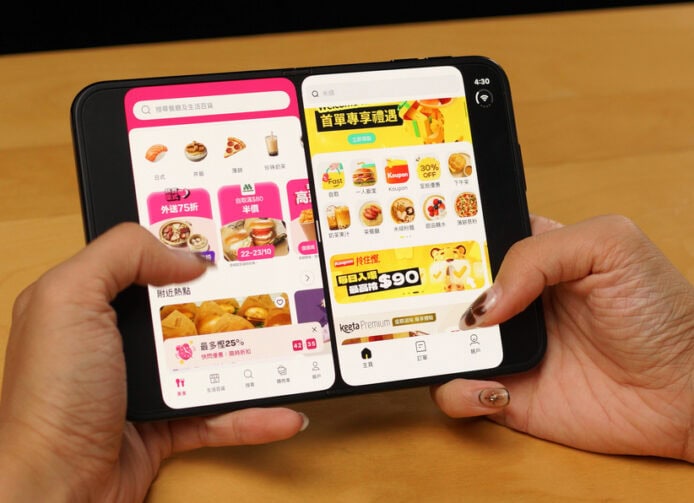 iPhone Duo 香港開箱 雙屏幕手機展示,手持操作,內外屏幕顯示購物應用.