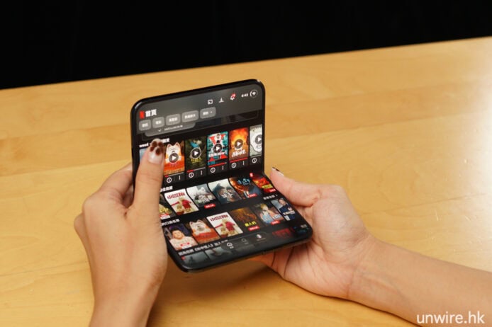 iPhone Duo 開箱實測 手持iPhone摺疊手機展示多個應用程式.