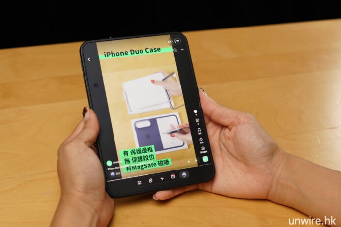 iPhone Duo 開箱實測 手持iPhone Duo手機,展示手機外殼細節.
