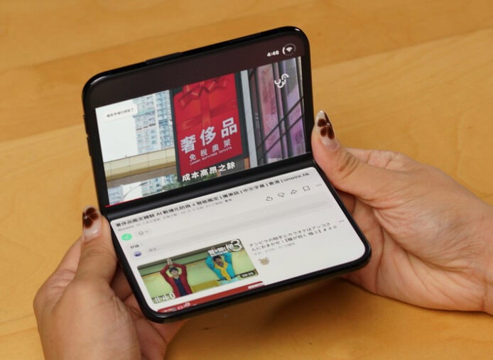 iPhone 13 Pro 開箱 手持 iPhone 13 Pro 展示屏幕內容.
