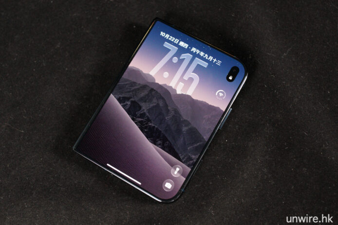 iPhone 14 Pro 開箱 IPhone 14 Pro 展示在黑色背景上.