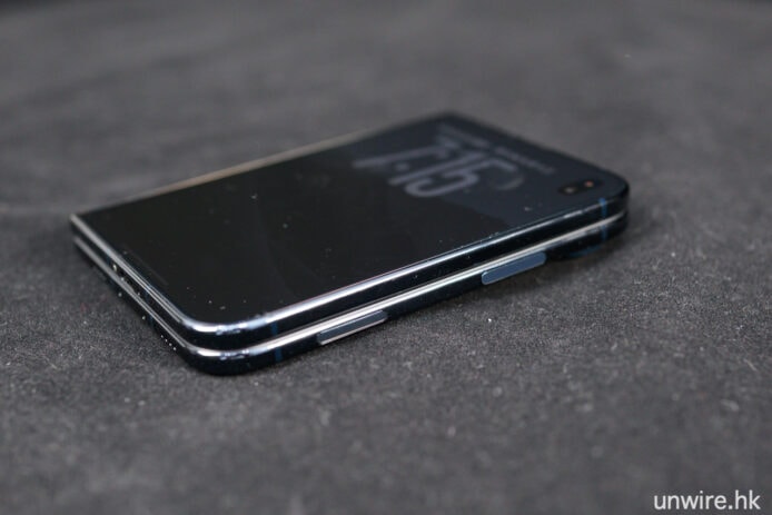 iPhone 13 Pro 黑色 黑色iPhone 13 Pro放在桌面上.
