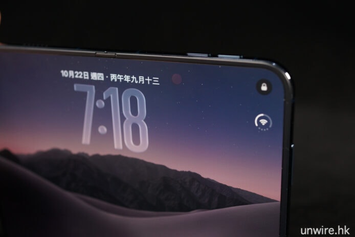 iPhone 14 Pro 開箱實測 IPhone 14 Pro 屏幕特寫,顯示時間7:18.