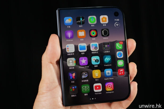 iPhone 13 香港開箱 香港用戶手持iPhone 13展示多功能應用.