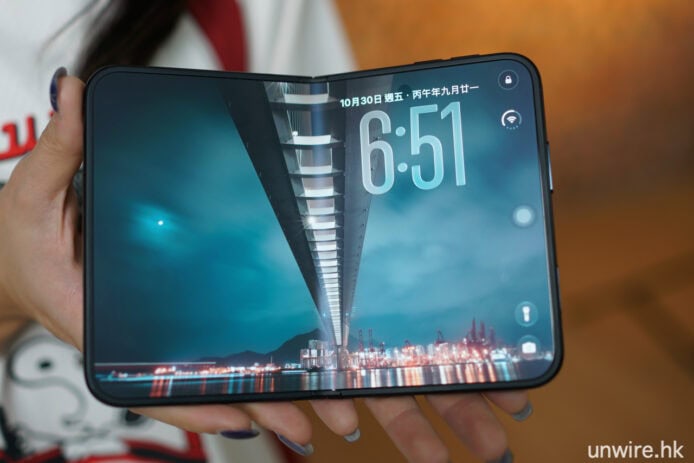 IPhone Duo 專注長屏顯示與相機功能.