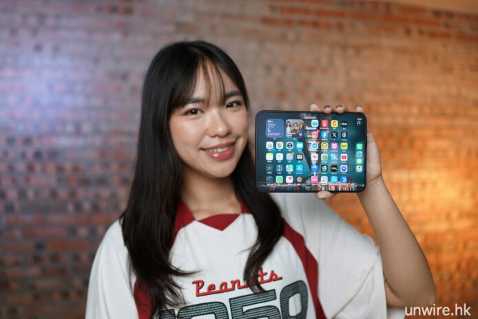 女生手持 iPad 螢幕顯示多 Apps 的照片.