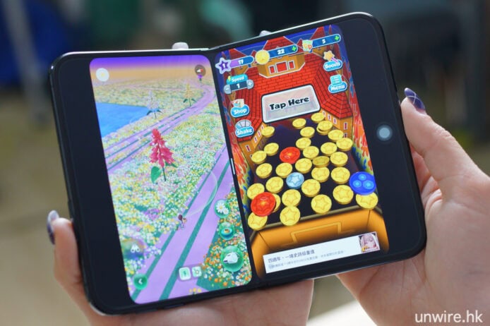 雙屏手機上手遊戲畫面與寶藏金幣.