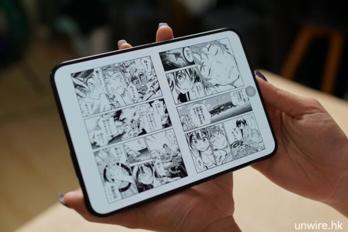 IPhone Duo 使用中顯示漫畫內容的平板畫面.