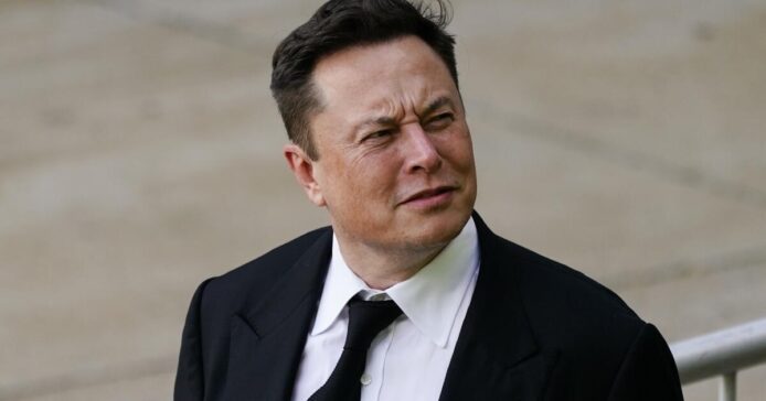特斯拉執行長在外拍攝現場的專注表情.