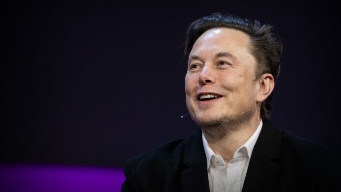 Elon Musk在公開場合微笑發言.