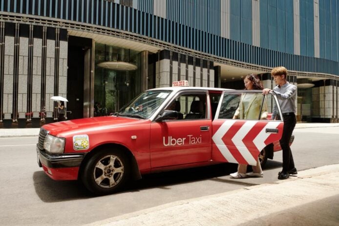 Uber的士車隊出勤實拍 香港的士,紅色 Uber Taxi 車身與車隊人員在路邊準備上車.