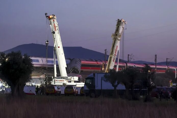 高速列車事故現場救援與起重車在夜間工作.