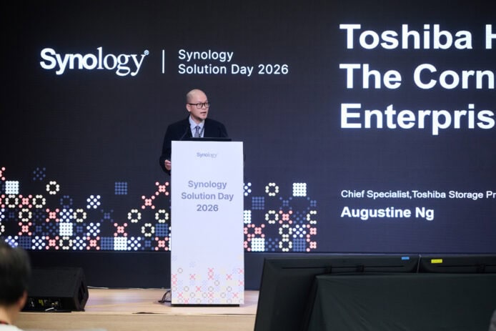 Synology Solution Day 2026 演講者在舞台講解.