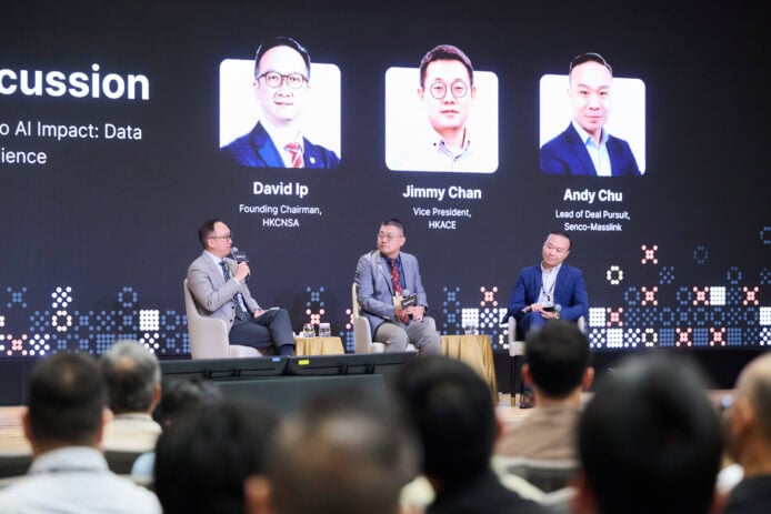 討論會三位專家對談現場，背景為大屏幕與嘉賓照片.