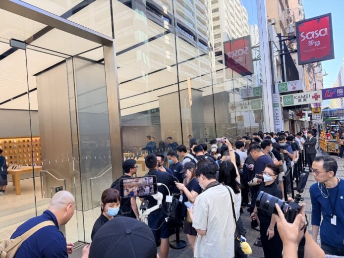 廣東道排隊購買iPhone Duo的人群.