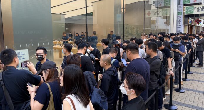 廣東道排隊購買iPhone的人群.