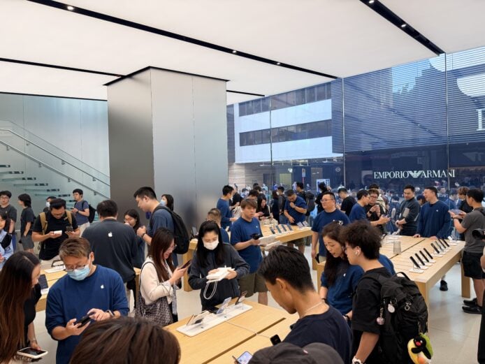 約200人排隊購買新款iPhone.