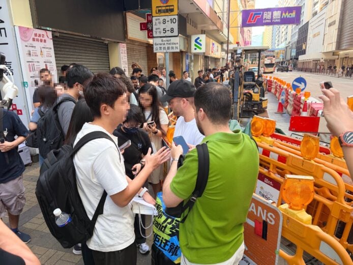iPhone Duo 發售現場 排隊人群等待購買iPhone Duo手機.