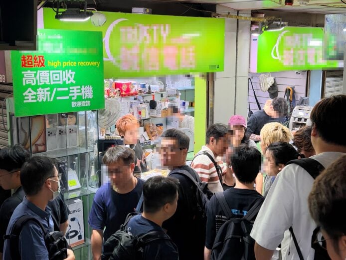 繁忙的二手手機回收店內人群.