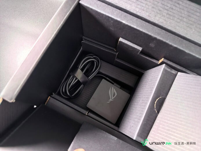 ROG XBOX Ally X20遊戲配件盒內部細節.