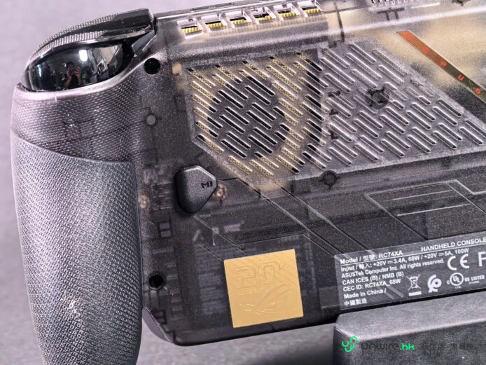 ROG XBOX Ally X20 手柄背面細節特寫.