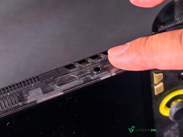 ROG XBOX Ally X20 透光設計 ROG XBOX Ally X20 半透機身設計.