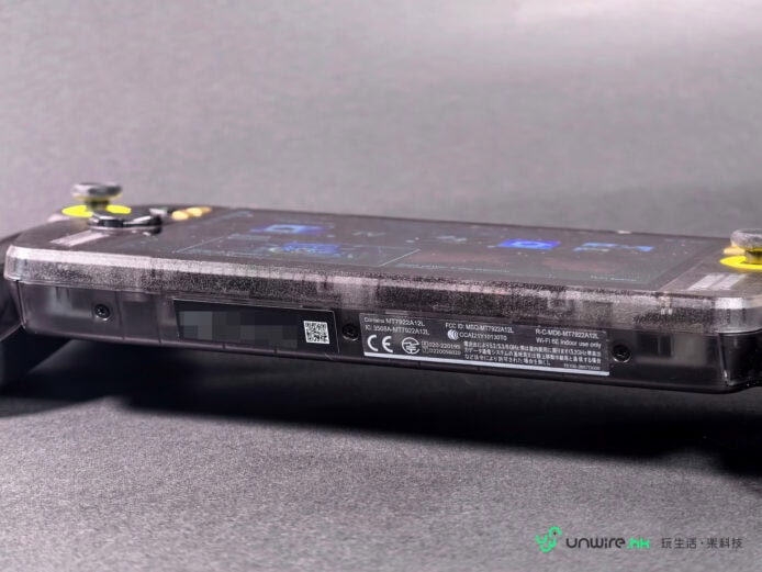 ROG XBOX Ally X20 評測 ROG XBOX Ally X20 遊戲手柄半透明設計.