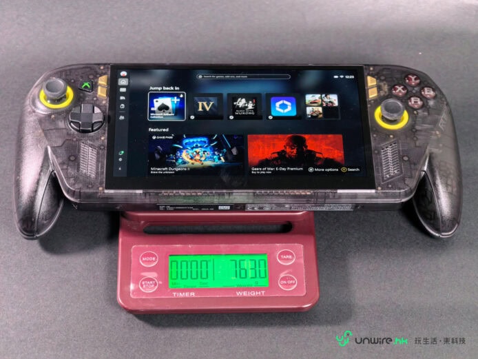 ROG XBOX Ally X20遊戲手柄展示，半透明設計.