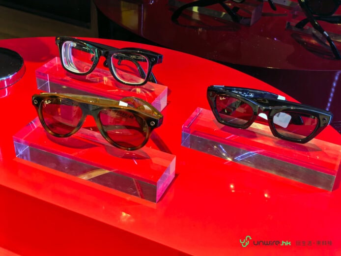 三款Ray-Ban Meta智能眼鏡陳列於展示台上.
