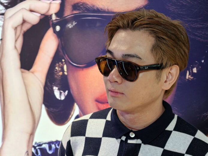 時尚男士佩戴Ray-Ban Meta智能眼鏡.