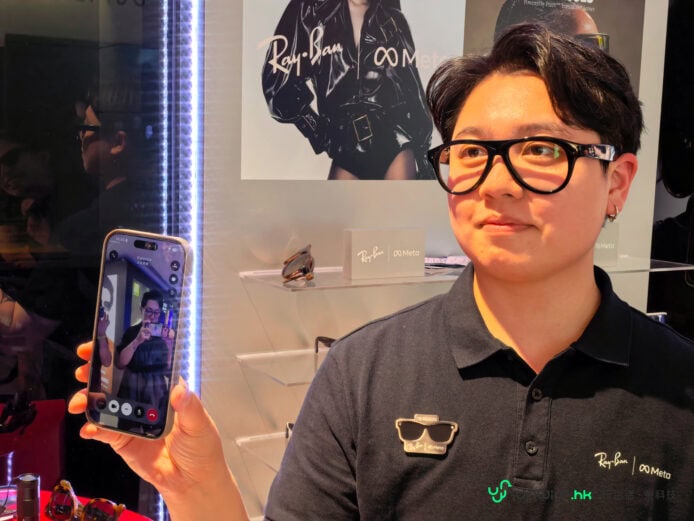 年輕男士展示Ray-Ban Meta智能眼鏡.