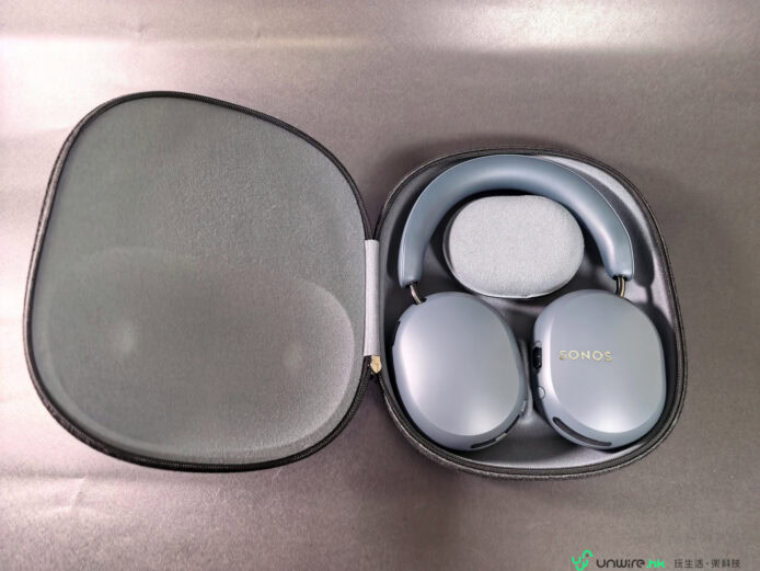 Sonos 無線降噪耳機組齊全放入硬殼包.