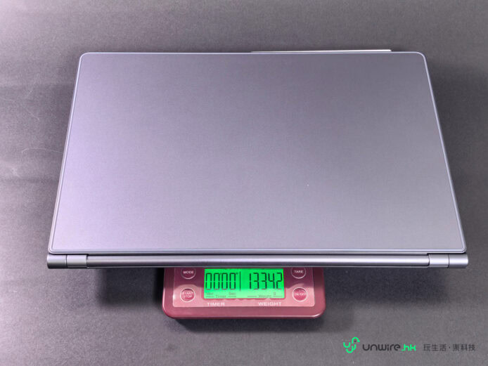 Samsung Galaxy Tab S12 Ultra Samsung Galaxy Tab S12 Ultra放在電子秤上.