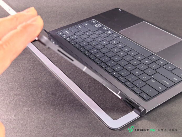 Samsung Galaxy Tab S12 Ultra 開 Samsung Galaxy Tab S12 Ultra 與鍵盤配合使用.