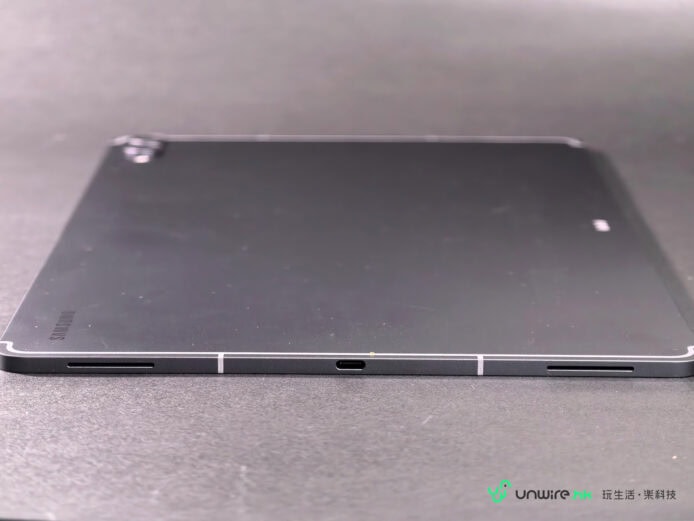 Samsung Galaxy Tab S12 Ultra Samsung Galaxy Tab S12 Ultra平放在桌面上.